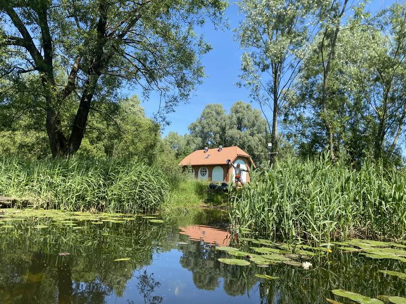Анастасия Никитина у насосной станции, качающей воду из Старой Товарной в Таву