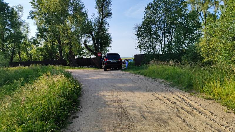 Здесь планировалась треться ночёвка велогруппы, однако менее чем за год хорошую удобную для ночёвки поляну превратили в уродский глэмпинг