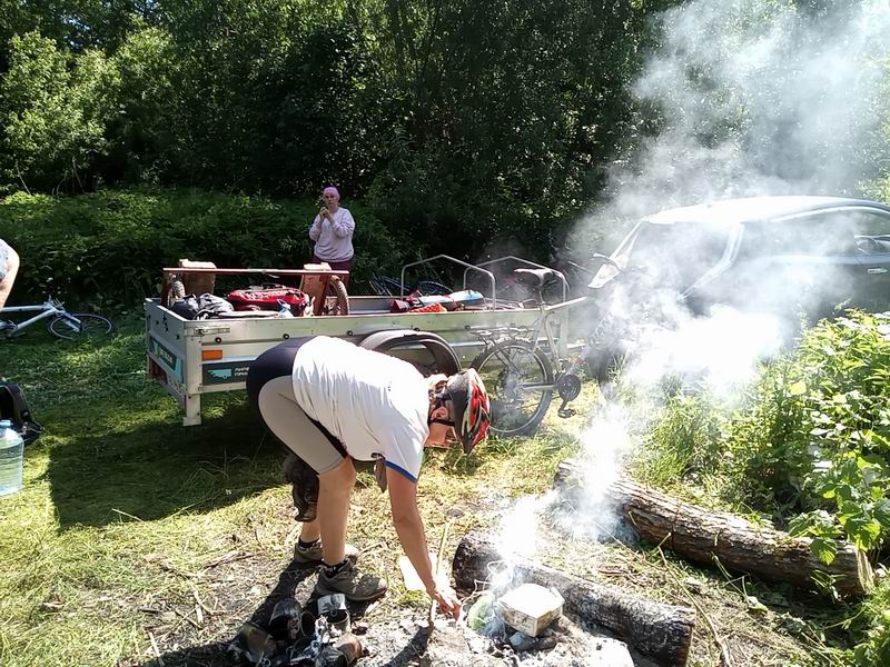 За общественными вещами и лодкой приехал электромобиль с прицепом