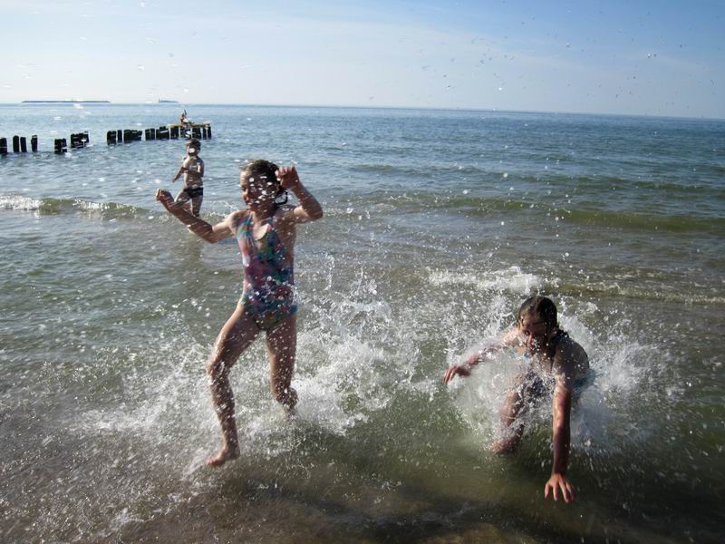 Дети резвятся в воде