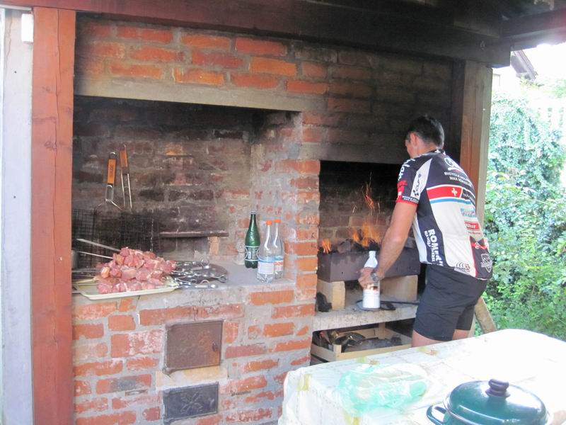 Сейчас будем жарить шашлык