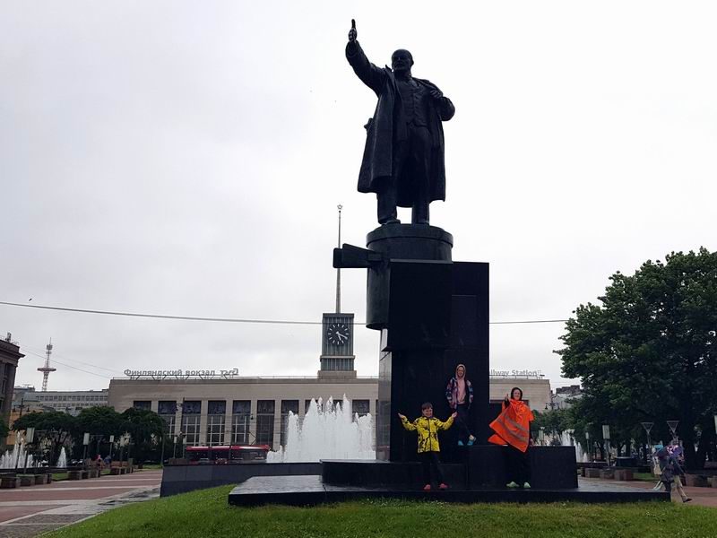 Памятник Ленину на фоне Финлянского вокзала
