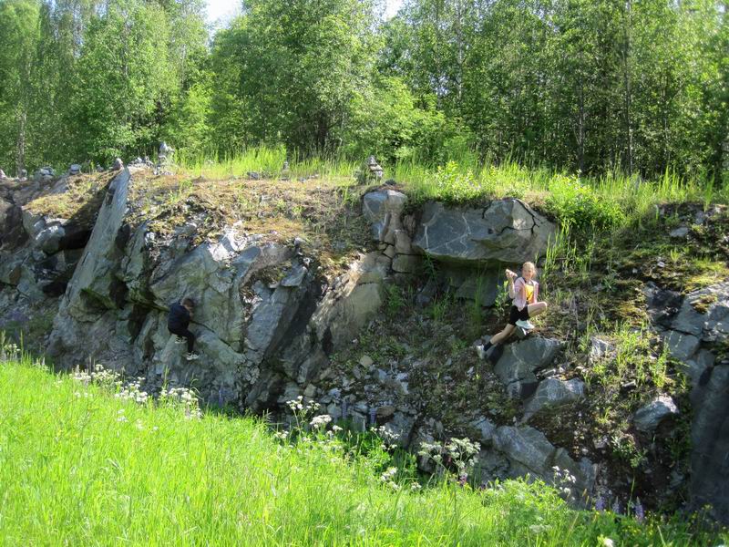 Первые маленькие скалы. Останавливаемся полазать