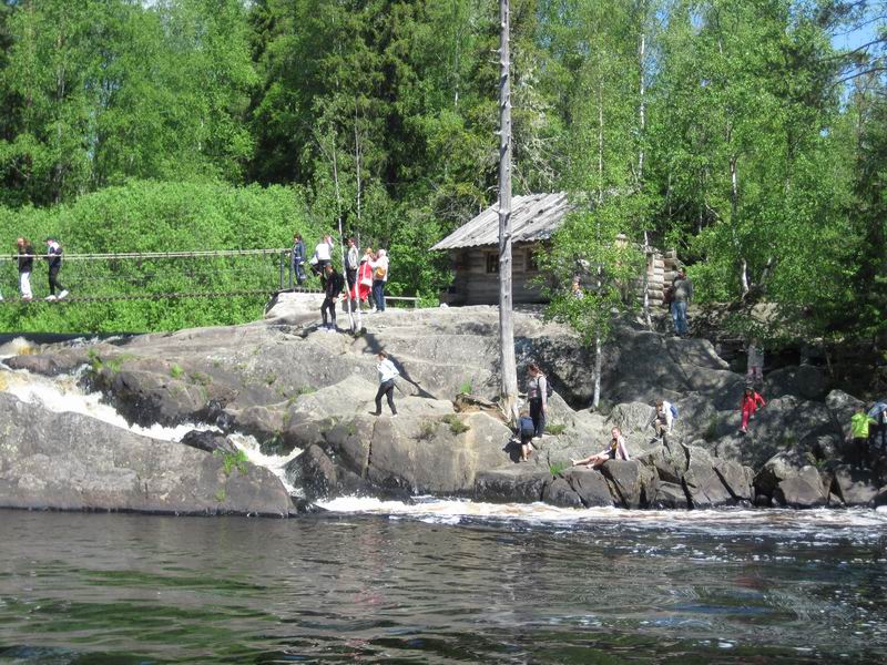 Участники похода гуляют близ водопадов