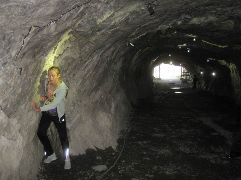 Дариана в тоннеле горного парка