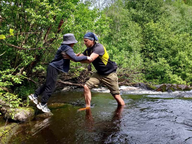 Перенос Дамиана через водопад