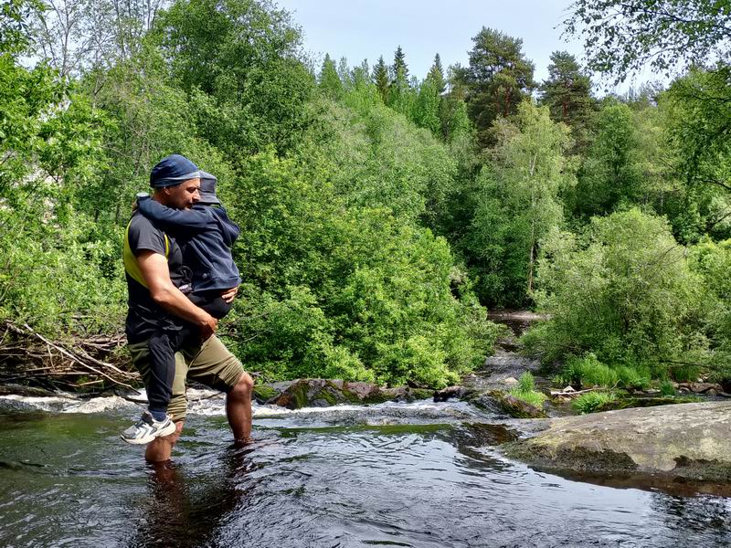 Перенос Дамиана через водопад
