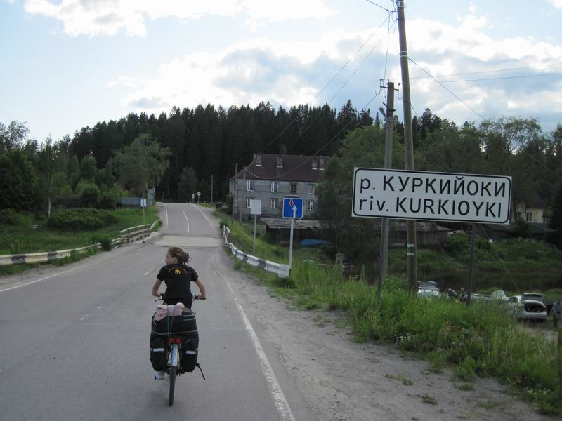 Поехали дальше. Пересекаем реку Куркийоки