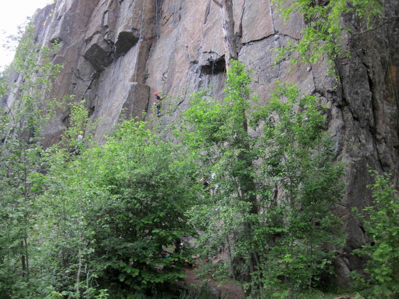 Поставив лагерь, пошли на скалы