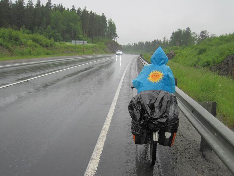 Дамиан едет в дождевике