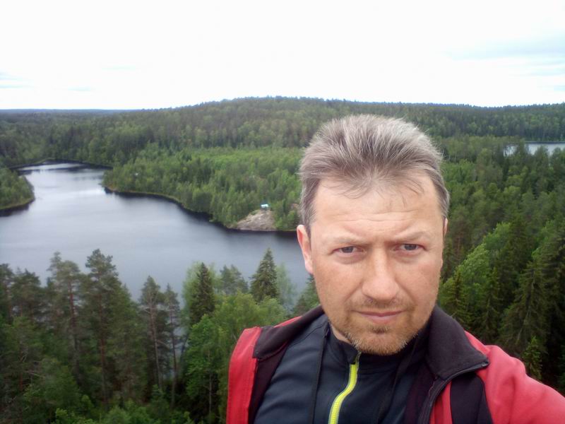 Сергей Мезенов на фоне Треугольного озера
