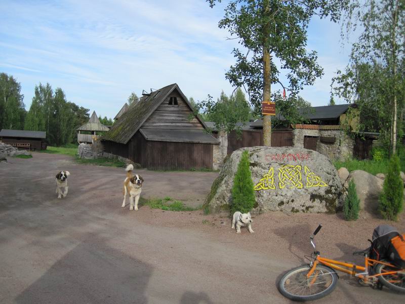 Заехали в средневековое городище Сваргас, но оно закрыто