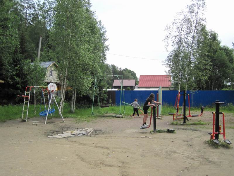 Рядом находится детская площадка