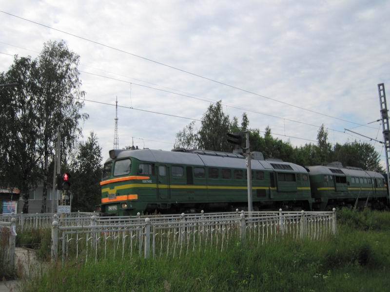 Тепловоз 2М62 с пассжирским поездом