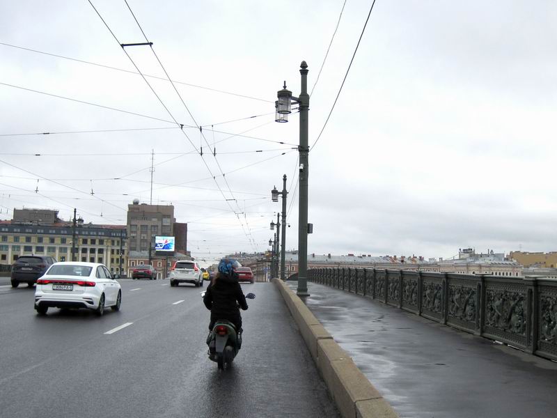 Едем за ним по Литейному мосту
