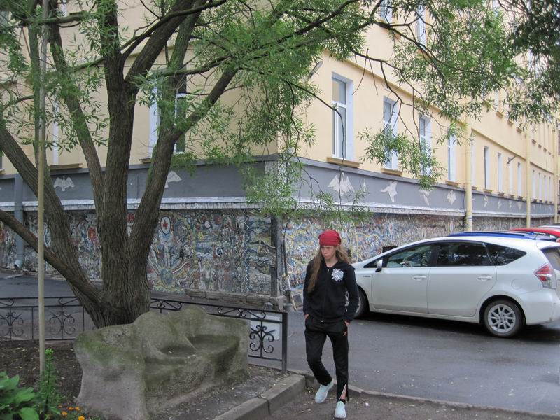 Дариана на фоне мозаики