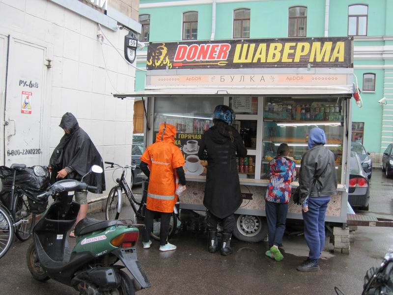 Покупаем кофе и самсу в палатке, которая бьёт посетителей током