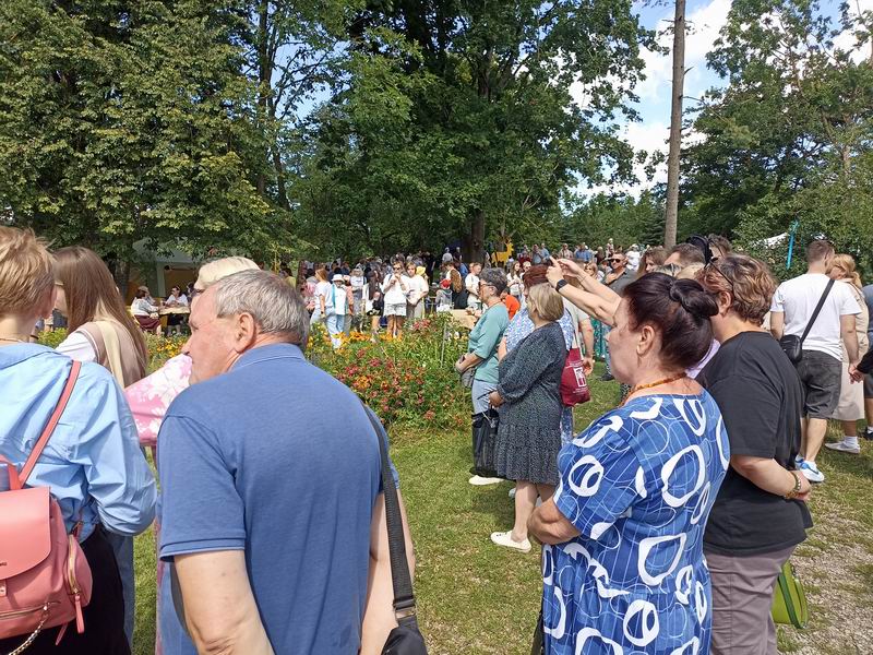 25. Народ слушает