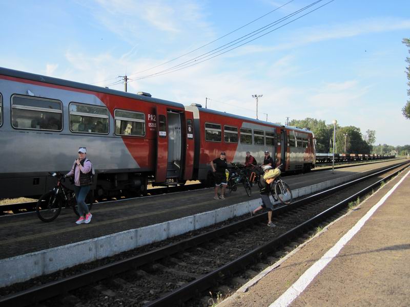 Участники выходят из поезда