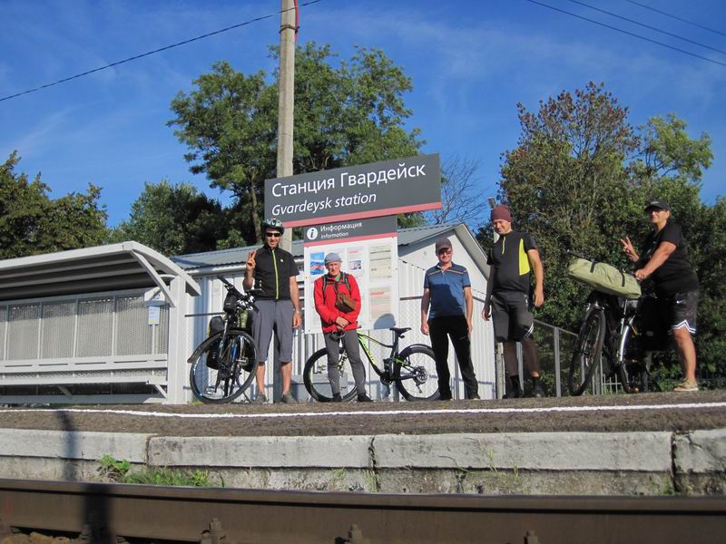 Все участники на старте. Слева направо: Юрий Ситников, Александр Авдяков, Евгений Клочко, Сергей Мезенов, Маргарита Пономарёва