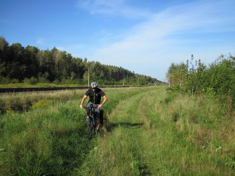 Юрий Ситников едет по грунтовке