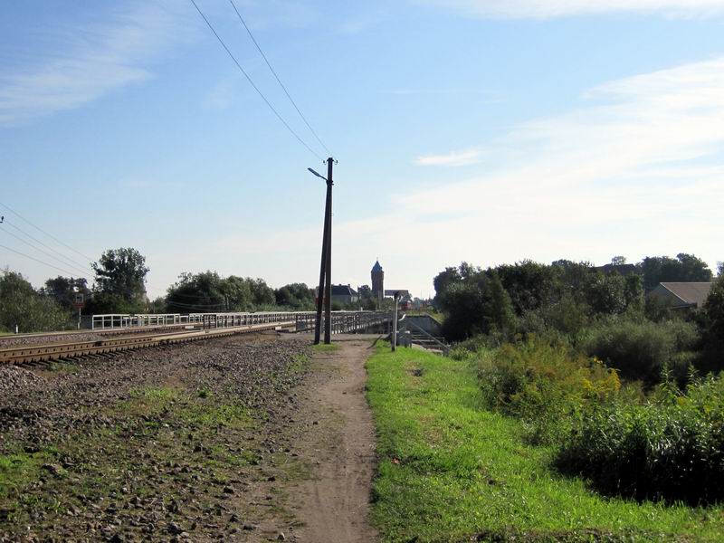 Тропинка-срезалка через железнодорожный мост в Знаменске. Впереди виден поезд, в котором едет Виктор Рудняков