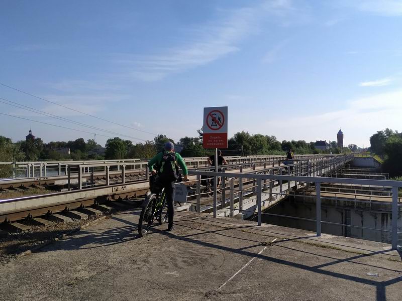 Ходить по путям запрещено, а ездить на велосипеде - нет