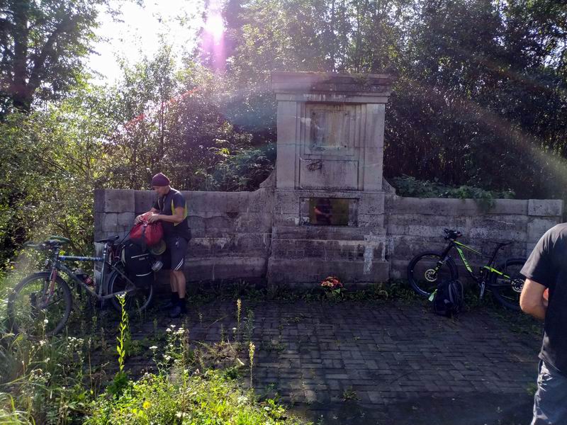 Остановка у памятника ПМВ в Перевалово