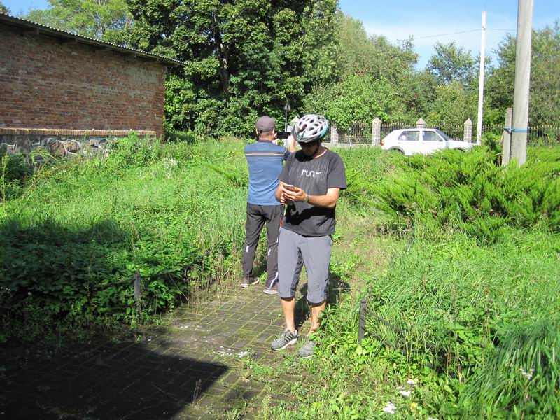 Евгений фотографирует тачку, а Юрий сидит в телефоне