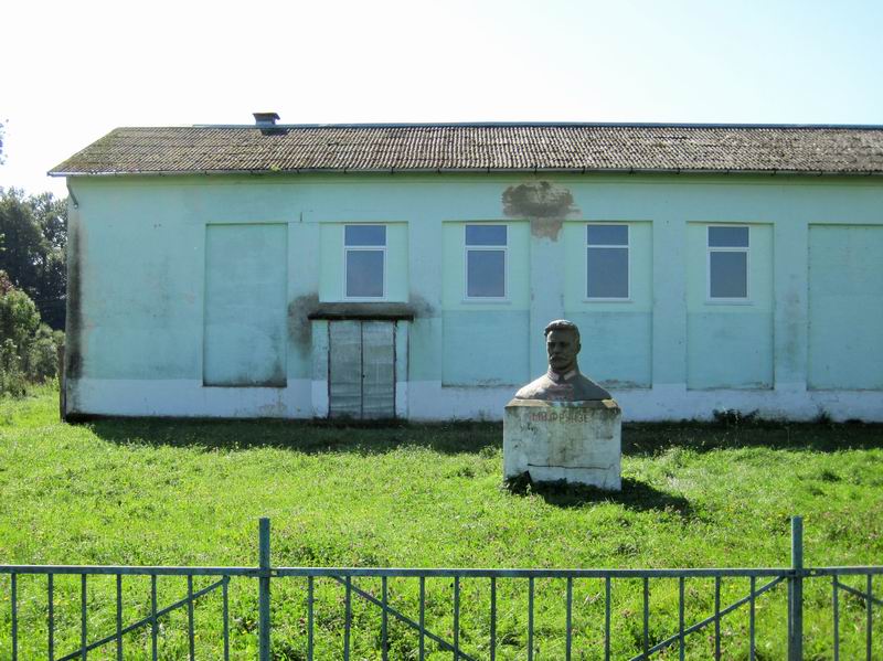 Памятник Фрунзе в Красном