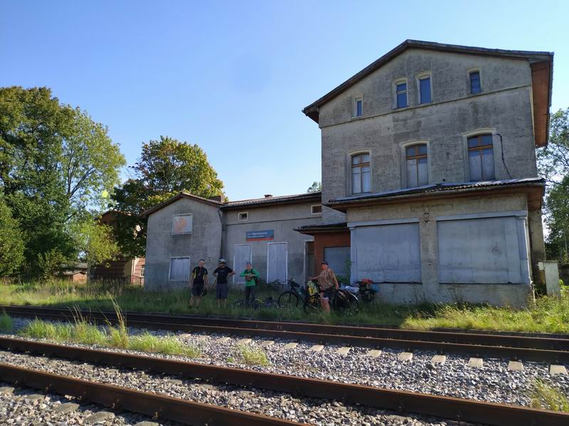 Общее фото на фоне вокзала