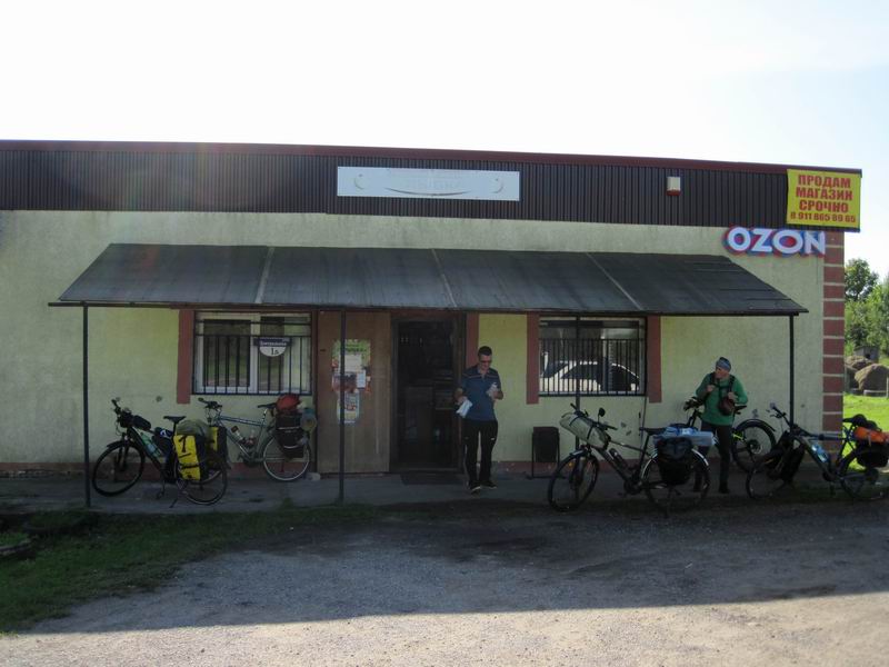 Магазинная остановка в Лужках