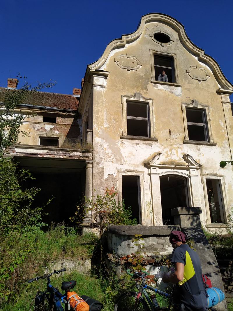 Приехали к усадьбе Фон-Заукен