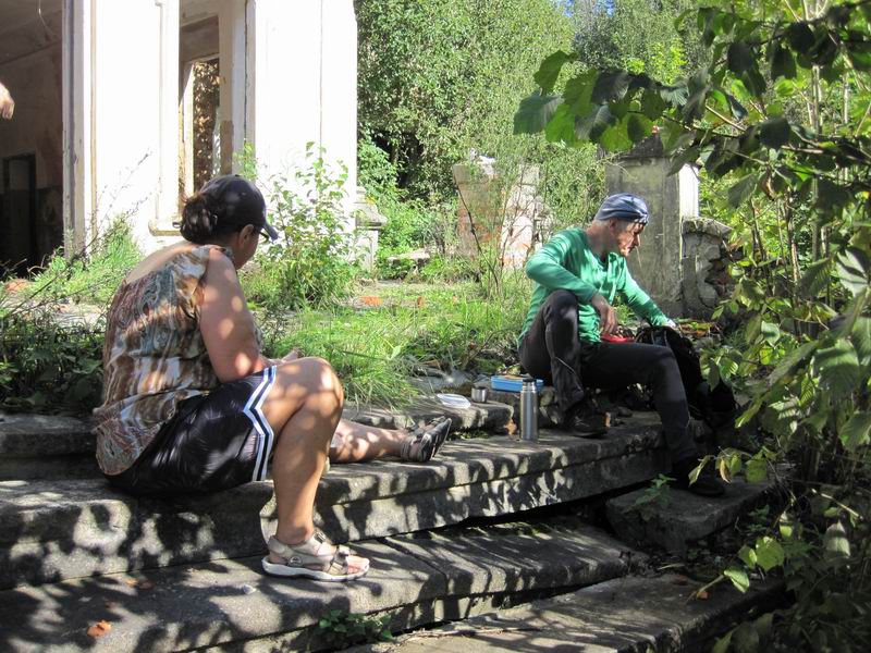 Обеденная остановка на ступеньках усадьбы