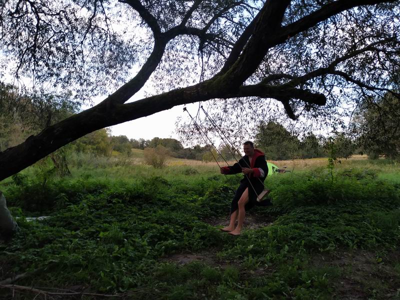 Сергей Мезенов катается на качеле