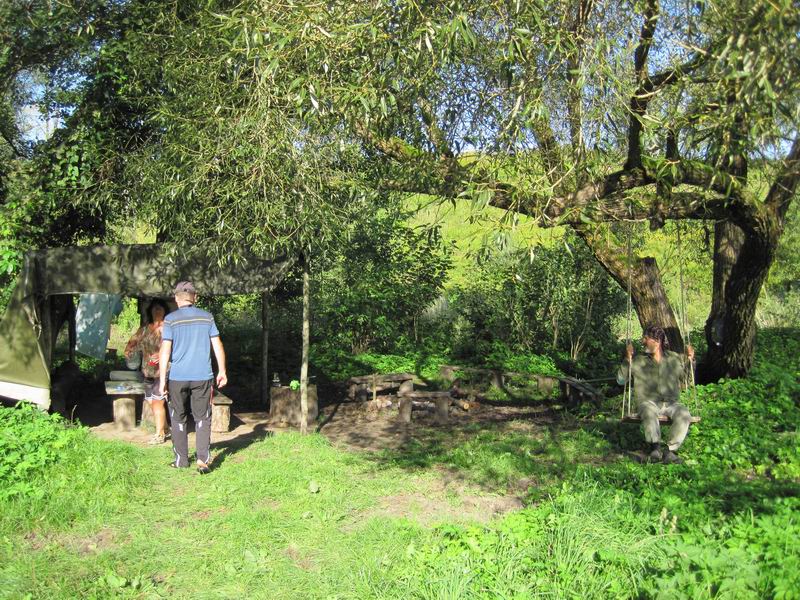 Собираемся ехать дальше. Оставляем Руднякова на поляне