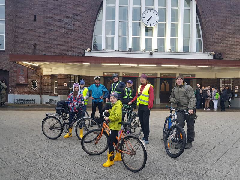 Участники собираются у входа в Южный вокзал. На фото: Илиана Мезенова, Дариана Мезенова, Сергей Кузнецов, Дамиан Мезенов, Фёдор Щербина, Наталья Толченникова, Сергей Мезенов, Виктор Богданкевич