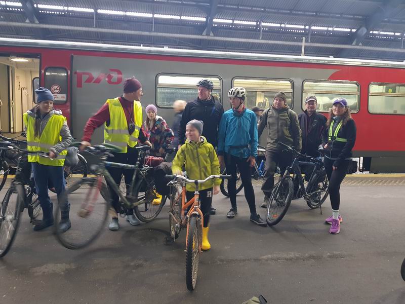 Участники на фоне поезда