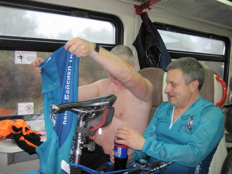 В поезде участникам выдают новые юбилейные футболки