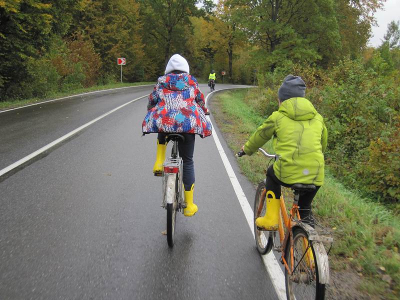 Дети едут впереди пелотона