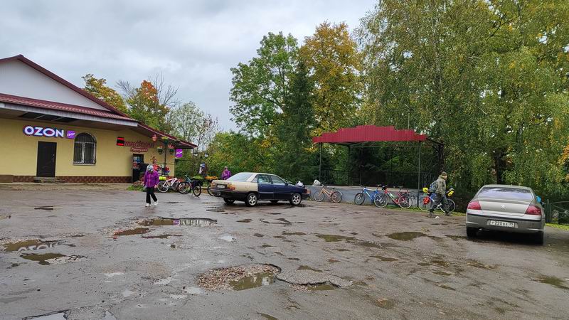 Место остановки со сценой