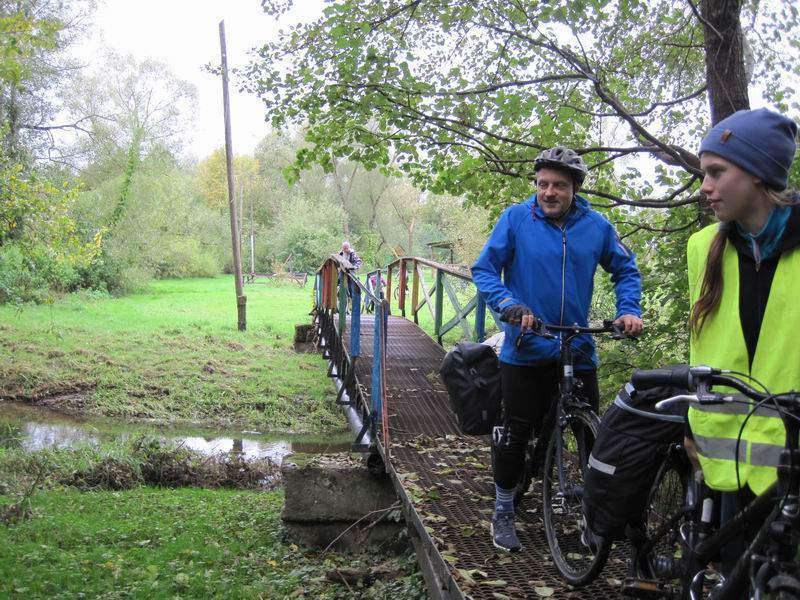 Переезжаем речку Голубую по мостику