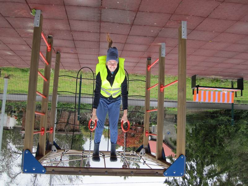 Дариана на детской площадке