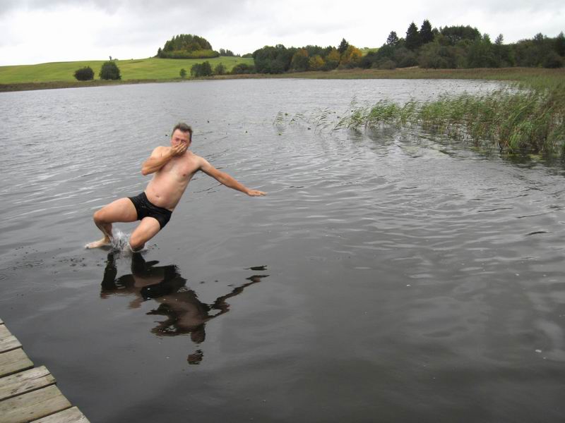 Сергей Мезенов летит в воду