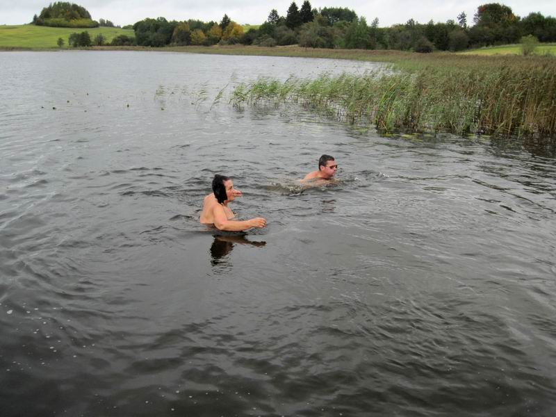 Маргарита Пономарёва и Евгений Клочко купаются