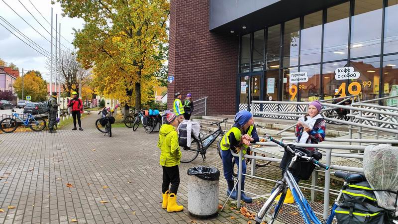 Участники у магазина