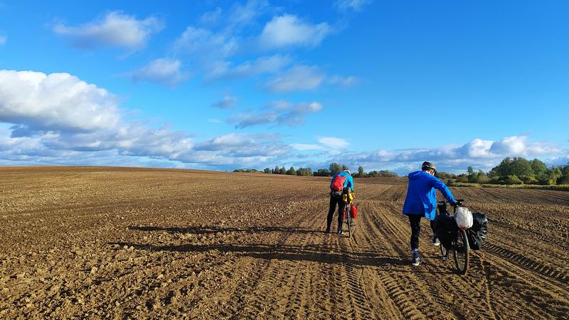Сергей Кузнецов и Никита Никитин на пашне