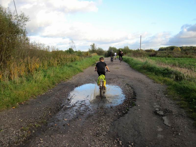 Дамиан проезжает по луже