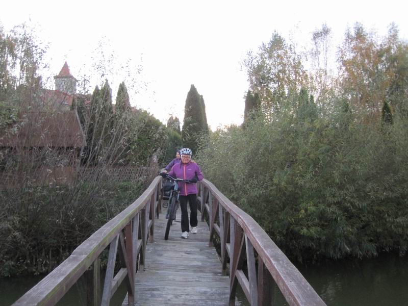 Мостик через озеро