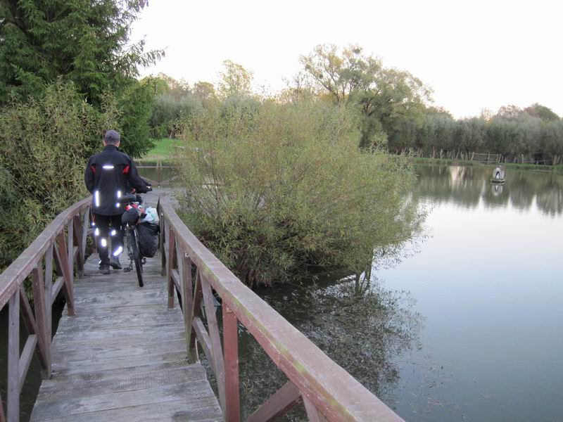 Евгений Клочко идёт по мостику